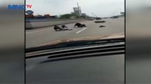 Aksi 3 Kakak Beradik Berboncengan Meliuk-liuk di Jalan Tol Hingga Terjatuh Tertabrak Mobil