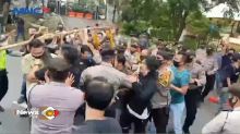 Demo HUT Banten, Mahasiswa Bentrok dengan Polisi di Serang