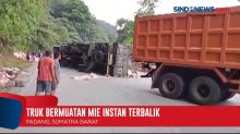 Rem Blong, Truk Bermuatan Mie Instan Terbalik di Padang