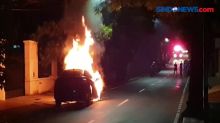 Akibat Korsleting, Mobil Dinas TNI Terbakar di Jalan Dharmawangsa