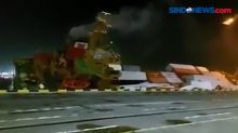 Detik-detik Kapal Kargo Terbalik di Teluk Lamongan, Surabaya