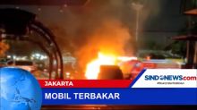 Mobil Sedan Terbakar di Pinggir Jalan Matraman Raya