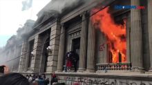 Ratusan Pengunjuk Rasa Bakar Gedung Kongres Guatemala