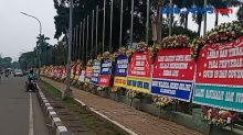 Halaman Depan Gedung Makodam Jaya Dipenuhi Karangan Bunga