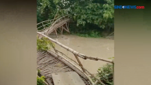 Detik-Detik Jembatan Hanyut Terseret Arus Sungai di Bojonegoro
