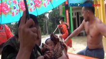 Evakuasi Ibu dan Bayi Korban Banjir Aceh Berlangsung Dramatis