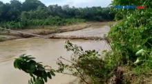 Jembatan Gantung di Kampung Cikiray Terputus Diterjang Banjir