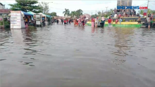 Ketika Banjir Jadi Lokasi Bermain Anak-Anak di Tanjung Balai