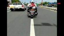 Warga Gendong Jenazah Bayi Naik Sepeda Motor di Palangkaraya