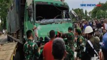 Bus Tabrak Truk Pengangkut Kayu, Evakuasi Sopir Berlangsung Dramatis