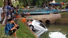 Hilang Kendali, Mobil Tercebur ke Kali di Bintaro