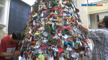 Pohon Natal Unik Berhiaskan 100 Masker dan 100 Botol Handsanitizer