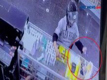CCTV Merekam Aksi Pencurian Seorang Pria di Toko Oleh-oleh