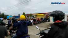 Warga Korban Gempa Mamuju Antre di SPBU untuk Dapat BBM