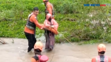 Dramatis, Evakuasi Dua Petani Terjebak Air Bah di Padang