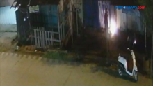 Lempar Bom Molotov, Aksi Dua Pengendara Motor Terekam CCTV