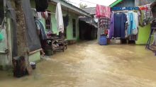Tanggul Jebol, Banjir Setinggi 1 Meter Rendam Ratusan Rumah di Tangerang