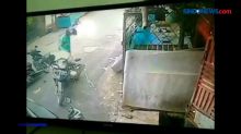 Aksi Pria Berjaket Ojol yang Mencuri Daging di Palembang Terekam CCTV