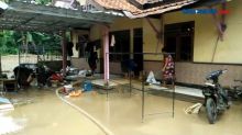 Banjir di Majalengka Mulai Surut, Warga Bersihkan Lumpur
