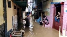 Banjir Kampung Melayu Mulai Surut, Warga Bersihkan Lumpur hingga Perabotan