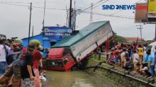 Diduga Rem Blong, Truk Tabrak Motor Hingga Masuk Sungai
