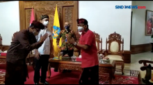 Bertemu Gubernur, Menparekraf Minta Dibikinkan KTP Bali