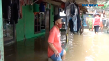 Banjir Rendam Cipinang Melayu, Warga Memilih Bertahan di Rumah