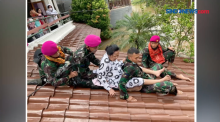 Prajurit Marinir TNI AL Evakuasi Seorang Ibu Yang Sakit Dari Jebakan Banjir