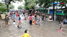 Warga Kampung Pulo Jadikan Banjir Sebagai Kolam Anak