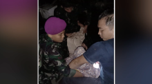 Prajurit Marinir TNI AL Turun Tangan Evakuasi Warga Korban Banjir