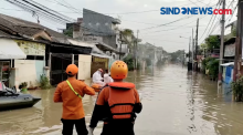 Di tengah Genangan Banjir, Warga Positif Covid-19 Dievakuasi Petugas Ke Rumah Sakit