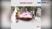Viral, Pengantin Naik Perahu Karet Saat Banjir di Bekasi Timur