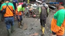 Banjir Surut, Warga Cipinang Melayu Bersihkan Lumpur