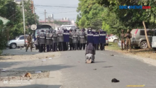 Viral, Aksi Biarawati Menghadang Militer Myanmar demi Lindungi Demonstran