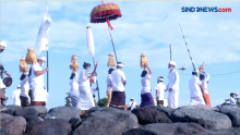 Umat Hindu di Bali Lakukan Melasti dengan Prokes Ketat