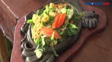 Sajian Mie Ayam Hot Plate dengan Toping Aneka Sayuran