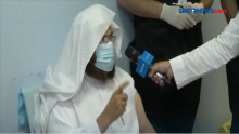 Imam As-Sudais Jalani Vaksinasi Covid-19 Dosis Pertama