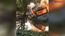 Bus Jurusan Surabaya-Semarang Terperosok ke Parit hingga Terbakar