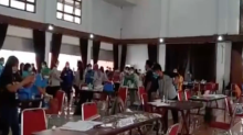 Lampu Gantung dan Plavon Jatuh Menimpa Peserta Vaksinasi di Toraja Sulsel