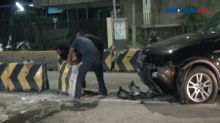 Mobil Mewah Tabrak Pembatas Jalan di Jatinegara Barat