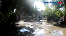 Lumpur Masih Genangi Rumah Warga Korban Banjir Bandang