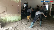 Ratusan Anggota Brimob Bersihkan Rumah Korban Banjir di Adonara NTT