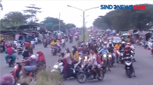 Abaikan Prokes, Ribuan Warga Ngabuburit dan Berburu Kuliner di Exit Tol