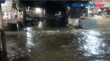 Hujan Deras, Banjir Genangi Pasar Kecapi