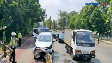 Minibus Tabrak Separator Busway di Pulogadung
