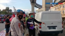 Aksi Mayday, Buruh Tanjung Priok Bagi-Bagi Takjil