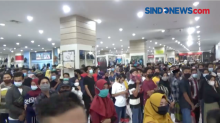 Kerumunan Massa Padati Mall di Jember, Jatim