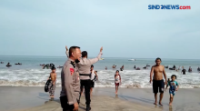 Polisi Bubarkan Kerumunan Wisatawan di Pantai Anyer