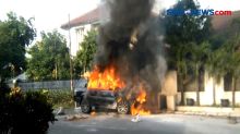Mobil SUV Terbakar Diduga Akibat Korsleting