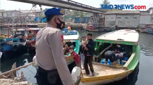 Polisi Cegat dan Giring Puluhan Nelayan Yang Bersandar di Dermaga Cilincing